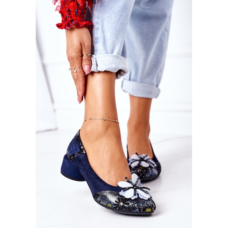 Bombas de camurça Maciejka 04835-17 Azul marinho com flores 2