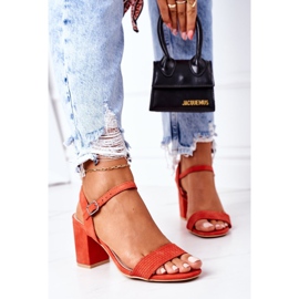 PS1 Sandálias Vanessa de camurça laranja em um bar 2