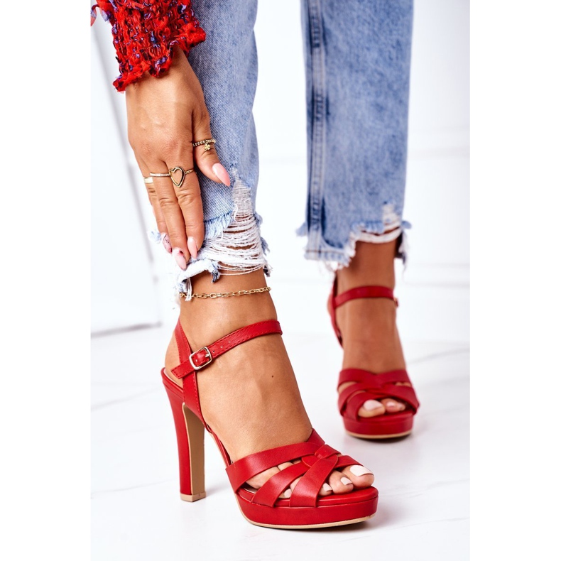 PW1 Sandálias Anastasia Vermelhas Elegantes Em Um Bar vermelho 2