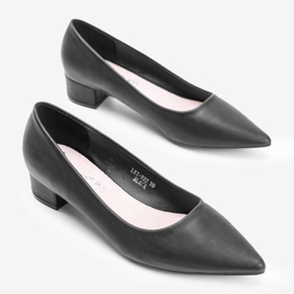 Sapatos pretos no posto Zafira baixo 1