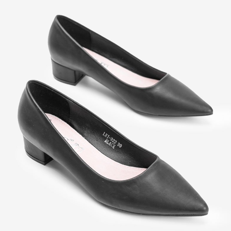 Sapatos pretos no posto Zafira baixo 1