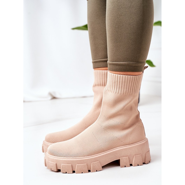 PS1 Inspiração para trabalhadores de tecido elástico na plataforma bege 1 PS1 Inspiração para trabalhadores de tecido elástico na plataforma bege 1