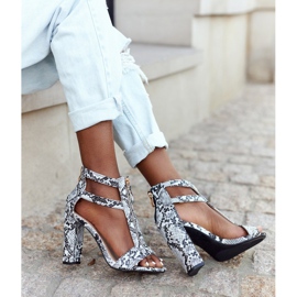 PS1 Sandálias pretas em um bar com uma loucura de padrão de cobra preto cinza 2 PS1 Sandálias pretas em um bar com uma loucura de padrão de cobra preto cinza 2