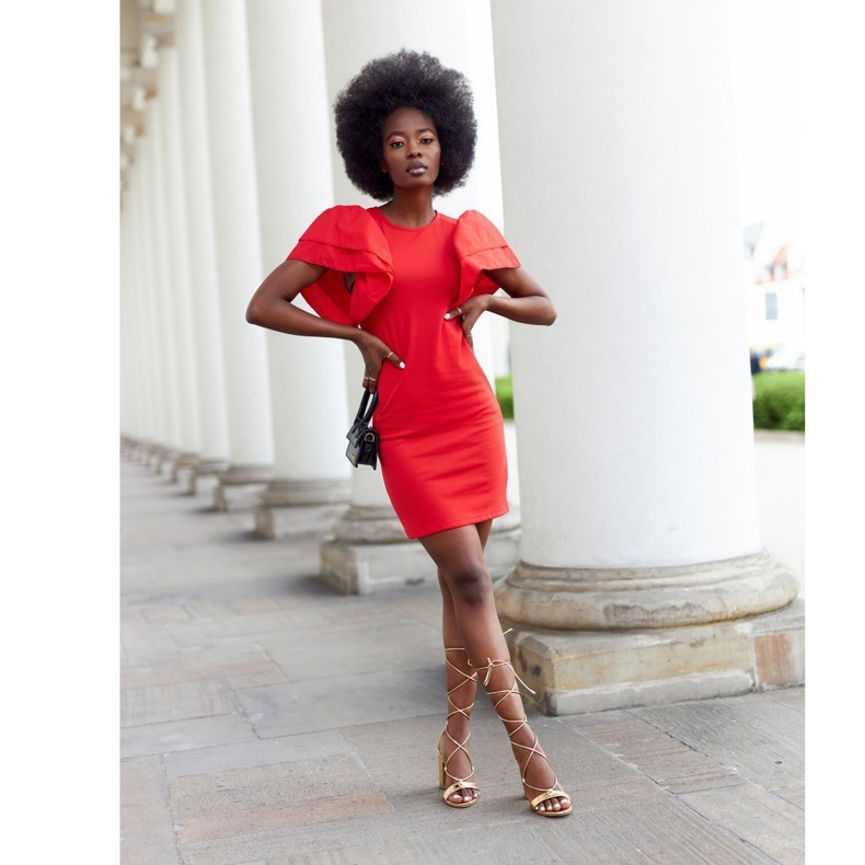 PS1 Sandálias amarradas em um bar dourado na passarela 2