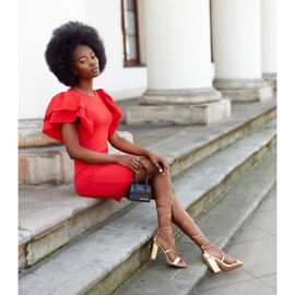 PS1 Sandálias amarradas em um bar dourado na passarela 4