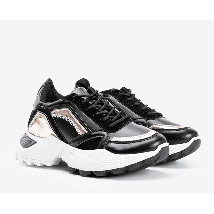 Tênis preto com inserções metálicas da Gordani 1