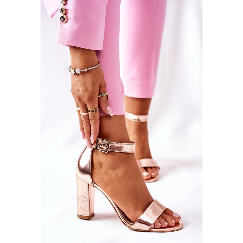 Sandálias clássicas de couro em um bar Laura Messi 1760 Champagne rosa 1