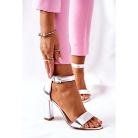 Sandálias clássicas de couro em um bar Laura Messi 1760 prata 2