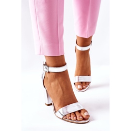 Sandálias clássicas de couro em um bar Laura Messi 1760 prata 1