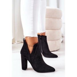 PS1 Botas pretas Sally em um poste preto 1