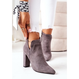 Botas quentes em um Post Gray Sally cinza 2 Botas quentes em um Post Gray Sally cinza 2