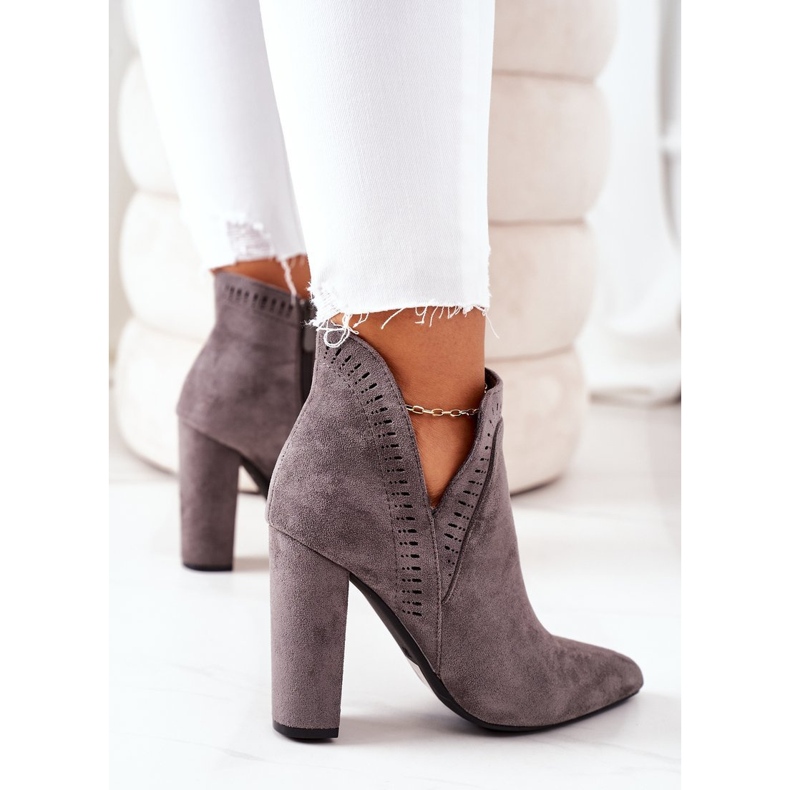 Botas quentes em um Post Gray Sally cinza 1