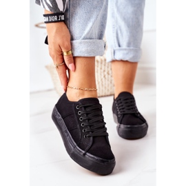 PW1 Tênis feminino no skate preto 2