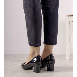 Sapatos pretos no poste Harye 1