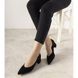 Sapatos pretos no posto Floren 1