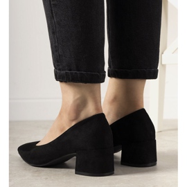 Sapatos pretos no posto Floren 2