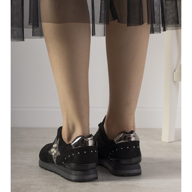 Tênis esportivos pretos decorados com tachas Ruler 1