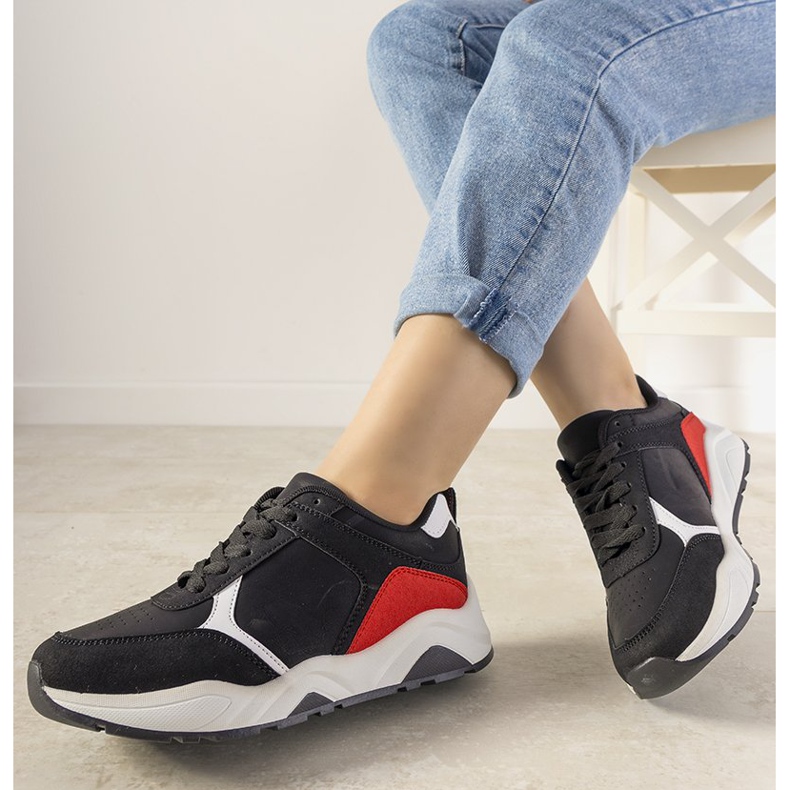 Tênis preto com inserções de treino vermelhas vermelho 1 Tênis preto com inserções de treino vermelhas vermelho 1