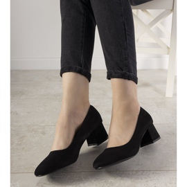 Bombas pretas no posto Sempre preto 1