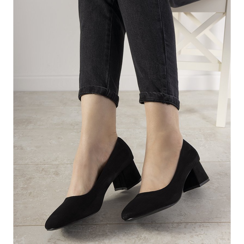 Bombas pretas no posto Sempre preto 1