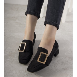Sapatos pretos em um poste com uma fivela Next 2