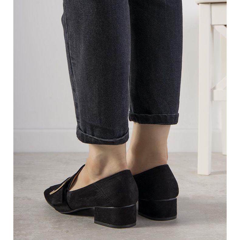 Sapatos pretos em um poste com uma fivela Next 1