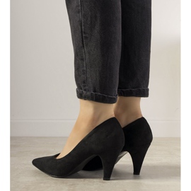 Sapatos pretos com salto grosso da Greca 1