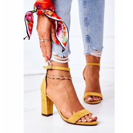 PS1 Sandálias de camurça amarela Florence em um bar amarelo 3