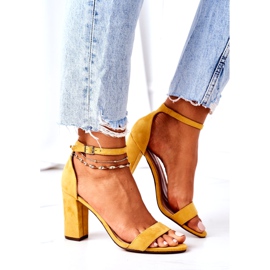 PS1 Sandálias de camurça amarela Florence em um bar amarelo 5