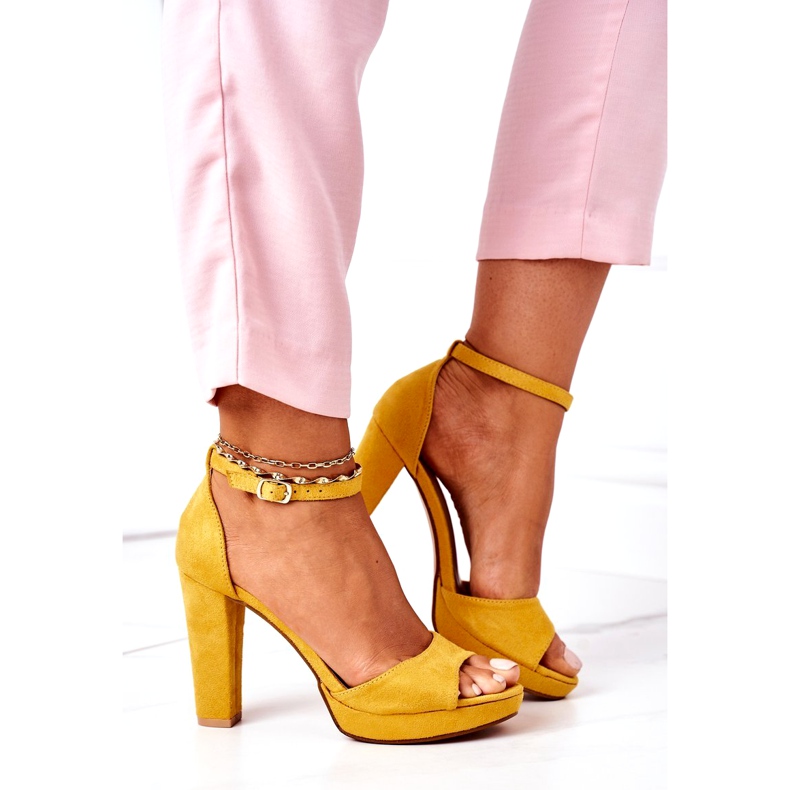 Sandálias de camurça feminina no pós -amarelo 3