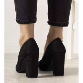 Sapatos pretos no posto Selva 1