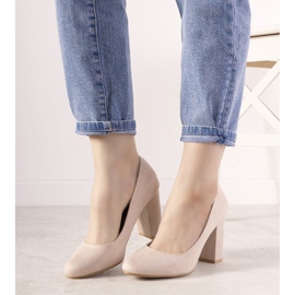 Sapatos bege no poste Selva 1