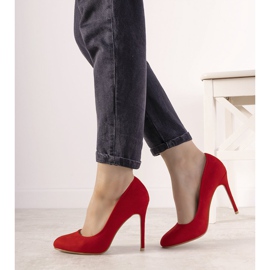 Bombas vermelhas em um calcanhar Dermeno vermelho 2