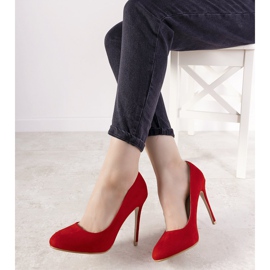 Bombas vermelhas em um calcanhar Dermeno vermelho 1