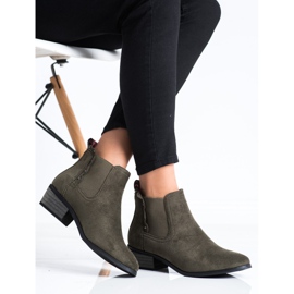 J. Star Botas verdes em um poste baixo 2