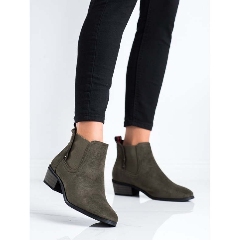 J. Star Botas verdes em um poste baixo 1