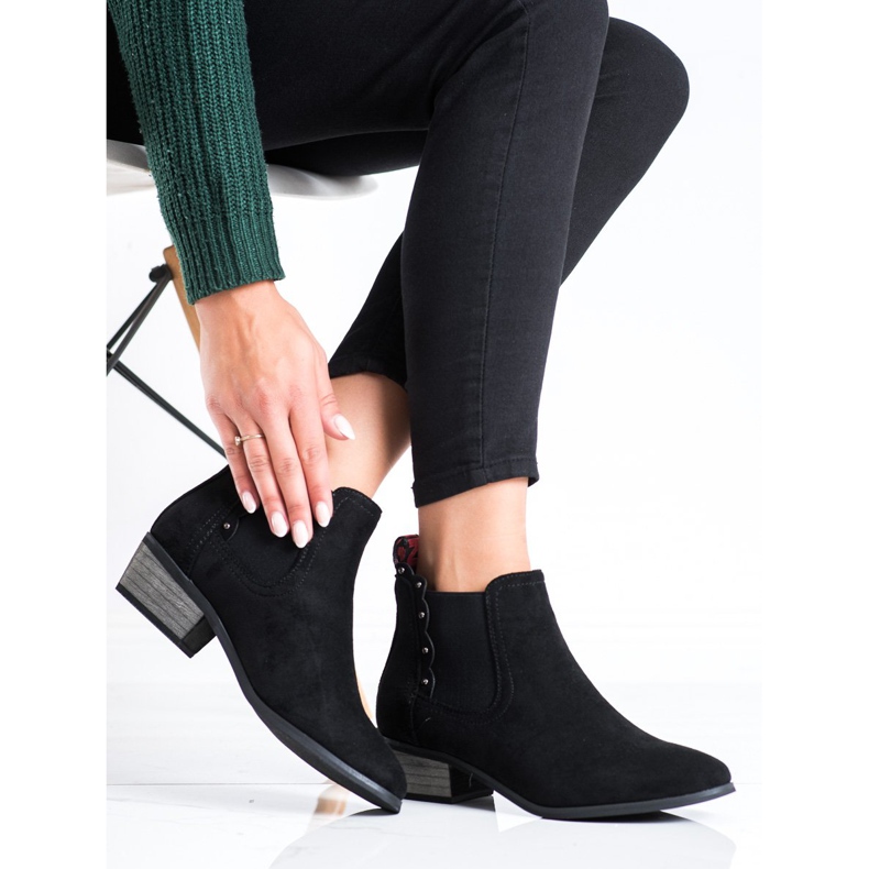 J. Star Botas pretas em um poste baixo preto 1