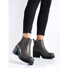 J. Star Botas quentes no poste verde 1