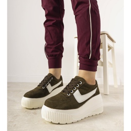 Tênis esportivos verdes com sola alta Chillout 1