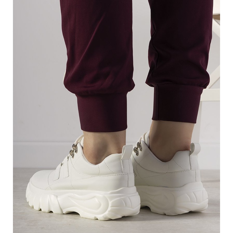 Tênis esportivos brancos com sola alta Luna 1