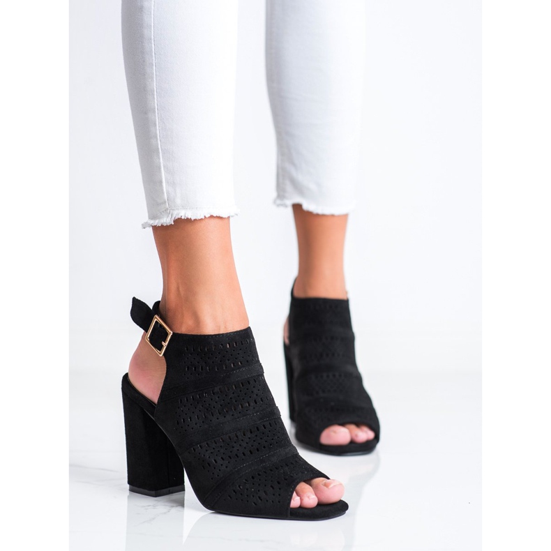 Renda Sandálias a céu aberto em uma postagem preto 2