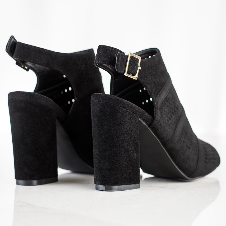 Renda Sandálias a céu aberto em uma postagem preto 1