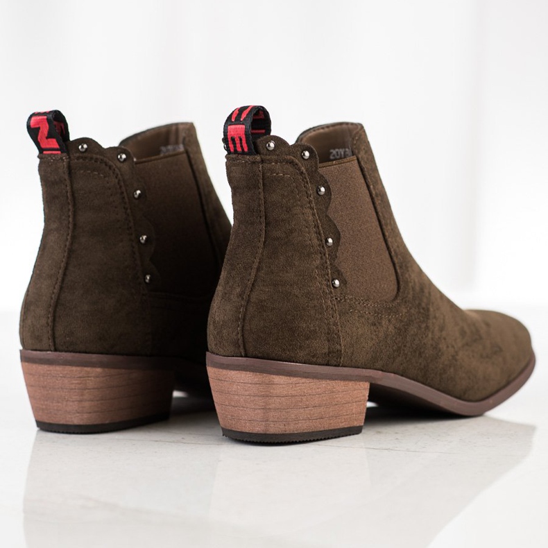 J. Star Botas marrons em um poste baixo castanho 1
