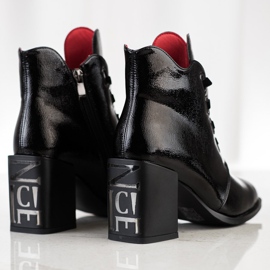 Filippo Botas laqueadas no poste preto 1 Filippo Botas laqueadas no poste preto 1