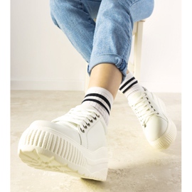 Tênis esportivos brancos com sola alta 1