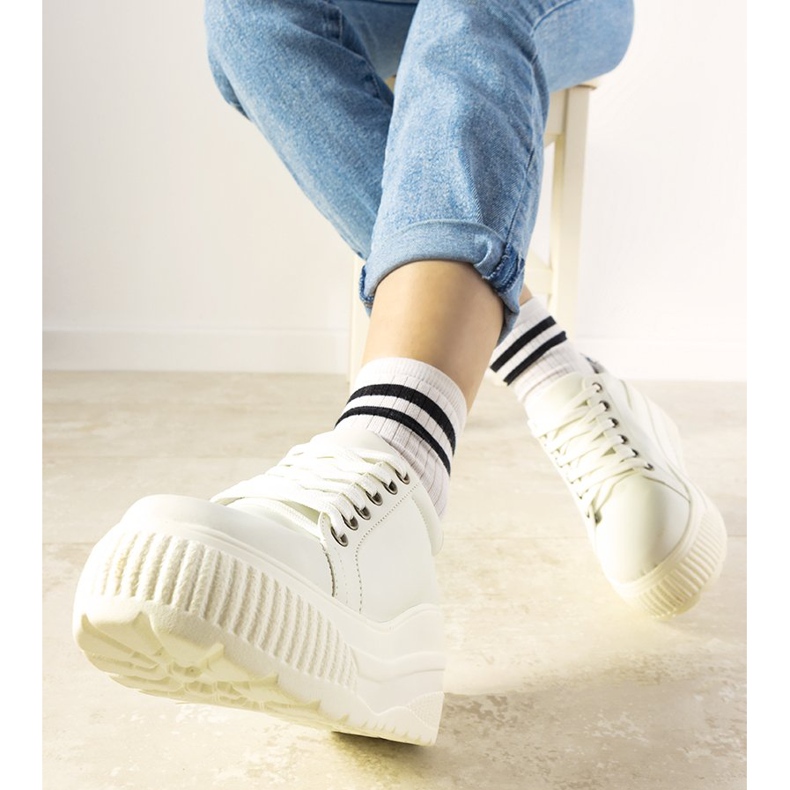 Tênis esportivos brancos com sola alta 1