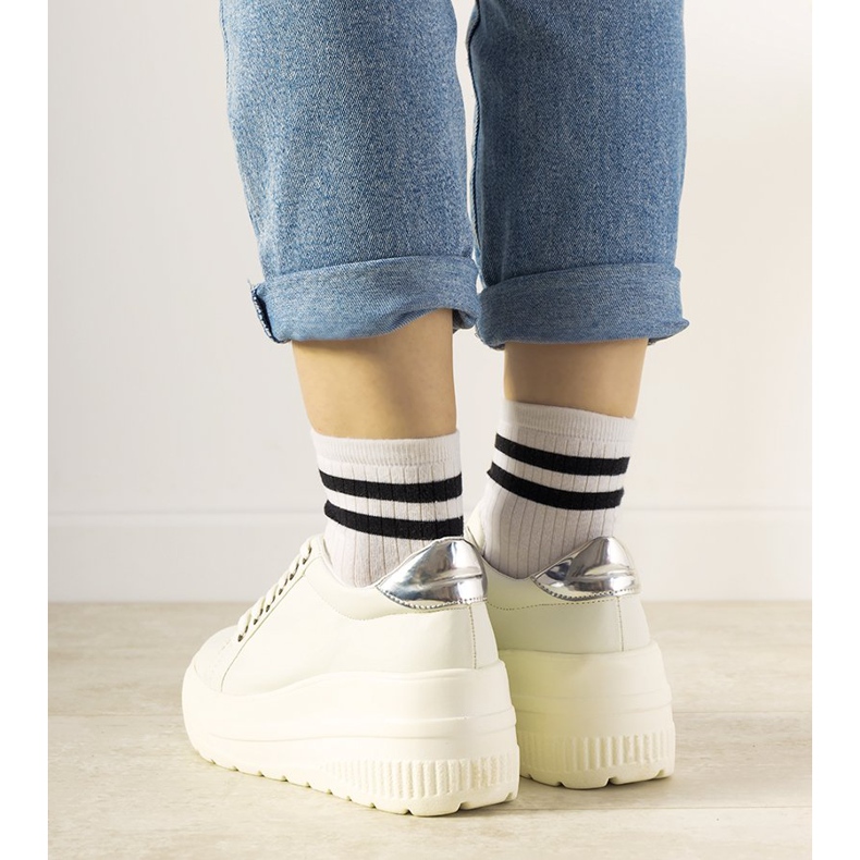 Tênis esportivos brancos com sola alta 2