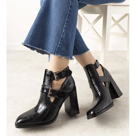 Botas pretas em um poste no padrão de pele de crocodilo Maybelle preto 2
