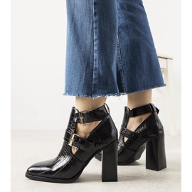 Botas pretas em um poste no padrão de pele de crocodilo Maybelle preto 1