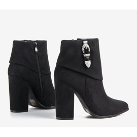 Botas pretas elegantes no posto Esgle preto 1 Botas pretas elegantes no posto Esgle preto 1